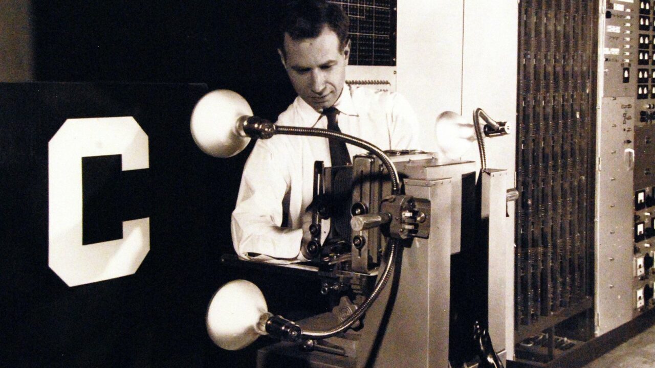 Perceptron — maszyna, która uczy się rozpoznawać — 330-PSA-80-60 (USN 710739) (20897323365).jpg