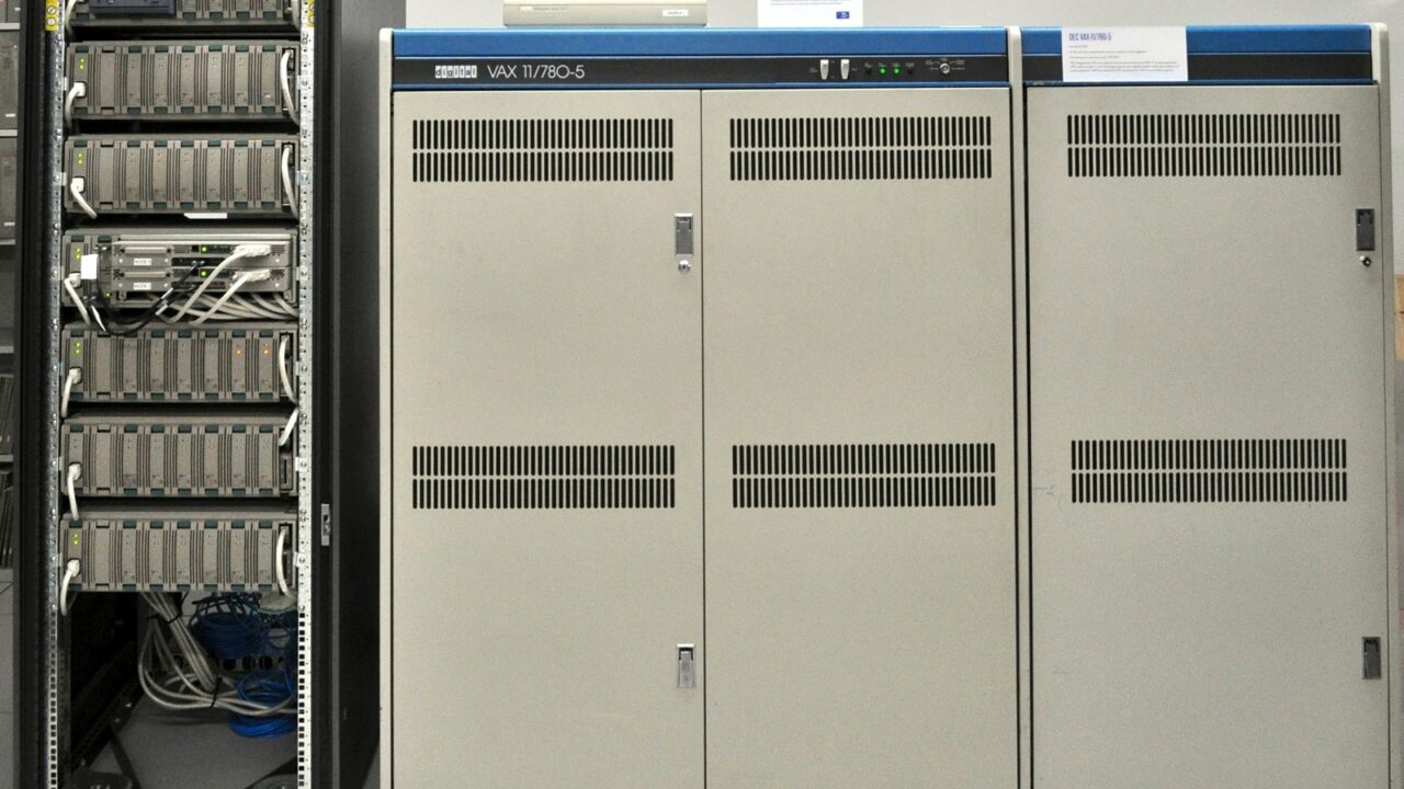 Systemy eksperckie trafiają do firm — Computer DEC VAX 11-780-5 in Living Computer Museum, Seattle (strongly edited image).jpg