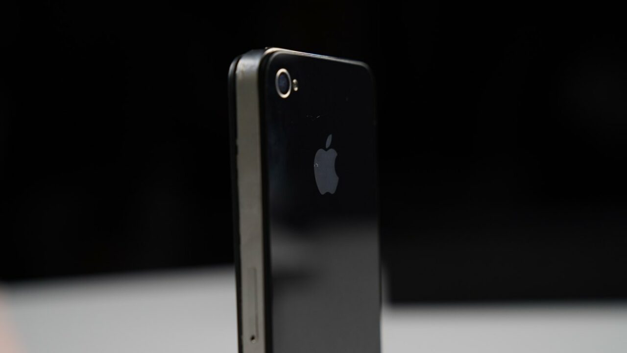 Siri — asystent głosowy w kieszeni — Black iPhone 4s.jpg
