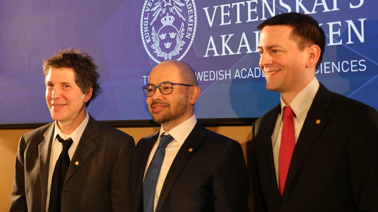 AlphaFold rozwiązuje zagadkę białek — David Baker, Demis Hassabis, and John Jumper at 2024 Nobel Prize Conference.jpg