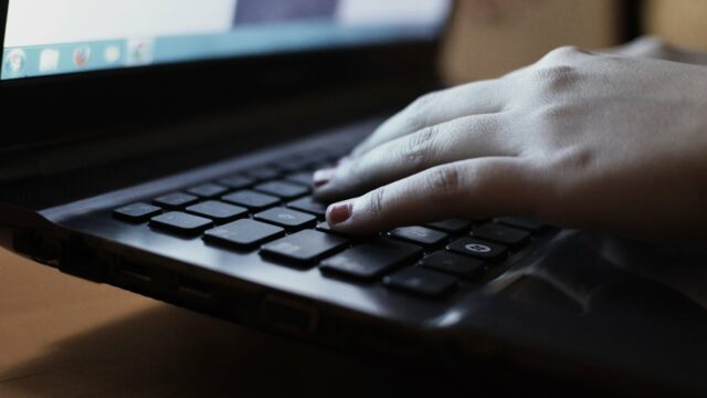 Pierwsza rozmowa z czatem AI — krok po kroku — Hand-laptop-notebook-typing (23698140194).jpg